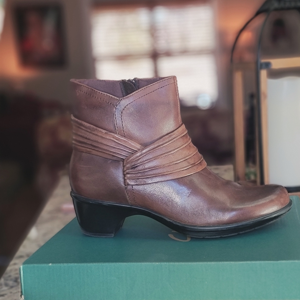 Clarks Bendables Brown Leather Ankle Booties Sz 7 Comfort Shoes - Picture 8 of 16